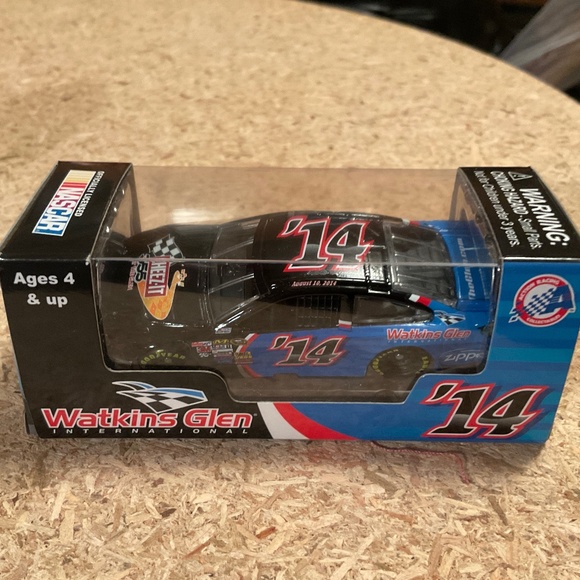 Nascar lot 2 1:64 die cast cars and 2 collectible helmets - Picture 4 of 5